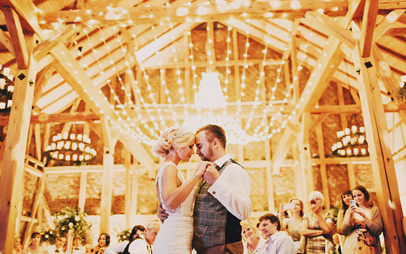 Traumhochzeit von Hannah und Johann in der Eventscheune des Hofgut Dagobertshausen