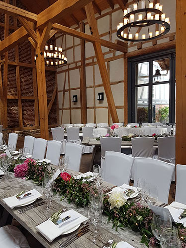 Der gedeckte Hochzeitsgastraum in der Eventscheune des Hofguts Dagobertshausen